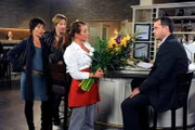 ARD ROTE ROSEN FOLGE 1139, am Mittwoch um 14:10 Uhr im ERSTEN. Ben (Hakim Michael Meziani, 2.v.l.) und Merle (Anja Franke, r.) machen sich über Torben (Joachim Kretzer, r.) lustig, der selbst nicht zu merken scheint, dass er in Carla (Maria Fuchs, 2.v.r.) verliebt ist.