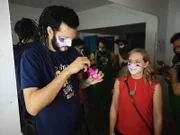 Montevideo in Uruguay. Die Passagierinnen Christine Spindler und Lisa Forster (im Bild) schauen bei einem Auftritt einer Murga, einer Karnavals-truppe, hinter die Kulissen und lassen sich selbst kunstvoll schminken.