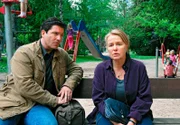 ARD FAMILIE DR. KLEIST, IV. Staffel (13 neue Folgen), Folge 41 "Neue Wege", am Dienstag (09.11.10) um 20.15 Uhr im Ersten. Dr. Kleist (Francis Fulton-Smith, l.) trifft Helga Thaller (Petra Kelling, r.) auf dem Spielplatz. © ARD/Norbert Kuhröber - honorarfrei, Verwendung gemäß der AGB im engen inhaltlichen, redaktionellen Zusammenhang mit genannter ARD - Sendung bei Nennung: "Bild: ARD/Norbert Kuhröber" (S2).  ARD Programmdirektion/Bildredaktion,  Tel. 089 5900 4302, Fax 089 5501259, mail: bildredaktion@daserste.de.