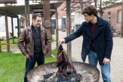 Was haben Korbinian Kirchner (Jonathan Hutter, r.) und Paul Böhmer (Jürgen Tonkel, l.) dort Verdächtiges in einer Feuertonne gefunden?