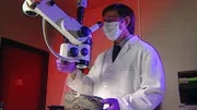 Ein Schuhabdruck wird abgenommen und untersucht. Stimmt dieser mit dem des Tatorts überein?