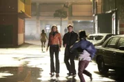 Kate Beckett (Stana Katic, l.) glaubt eigentlich im Gegensatz zu Richard Castle (Nathan Fillion, 2.v.r.) nicht an Zombies, doch dann werden die beiden plötzlich von Untoten umzingelt ...