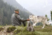 Pietro (Terence Hill) tröstet sich mit seinem Freund Lupo über Anyas Tod hinweg, aber er gibt die Suche nach dem Mörder nicht auf.