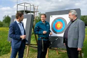 Die Kommissare Hansen und Stadler erkundigen sich, ob Bogensch&uuml;tze Walter Hofmeister mit Jagdpfeilspitzen schie&szlig;t.