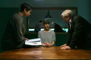 Hui (Aaron Le, l.) und Günter (Wolfgang Winkler, r.) verhören Marta (Anna Böger. M.). Hat sie aus Eifersucht getötet?