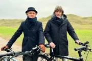 Pierre M. Krause und Mickie Krause erkunden Norderney mit dem Fahrrad.