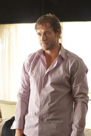 Colin Hunt (Brett Tucker), Detective Inspector von Scotland Yard, will unbedingt den Mörder von Naomi Allen ausfindig machen und hinter Gitter bringen. Werden sich Castle und Beckett auf die Zusammenarbeit mit ihm einlassen?