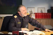 Generalmajor Rudolf Stirner (Joseph Lorenz) fühlt sich von seinem Kollegen Oberst Ernst Kanter kontrolliert.