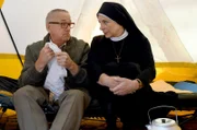Stolpe (Markus Hering) campiert in einem Zelt, Oberin Theodora (Nina Hoger) besucht ihn