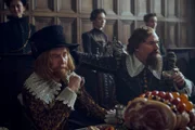 King James I (Tony Curran, li.)