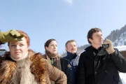 "Soko Kitzbühel", "Sein letzter Fall." Andreas Blitz nimmt Abschied von Kitzbühel. Er soll in Zukunft als Zielfahnder von Wien aus arbeiten. Als Karin, Kroisleitner, Dr. Haller, Hannes und die Gräfin gerade das Abschiedsfest vorbereiten, hat Karin eine schockierende Begegnung: Sie glaubt Daniel Zobel gesehen zu haben, der vor Jahren seine Mutter umgebracht hat und den sie bei der Verhaftung angeschossen hat. Er wurde damals als psychisch kranker Rechtsbrecher verurteilt und drohte Karin mit Rache. Unmittelbar nach Karins Begegnung erhält die Soko über Computer ein Video zugespielt, das die Kriminalisten Zeugen der Ermordung jener Psychiaterin werden lässt, deren Gutachten wesentlich zur Verurteilung Zobels beitrug. Doch nicht nur Zobel, der sich nach einem neuerlichen Gutachten im so genannten offenen Maßregelvollzug befindet und tagsüber Freigang hat, sondern auch der gewalttätige Ehemann der Ermordeten könnte die Tat begangen haben. Klar ist jedenfalls, dass auch Karin ernsthaft bedroht ist. Andreas letzter Fall bringt sowohl sie als auch Andreas in Lebensgefahr.Im Bild (v.li.): Geno Lechner (Dr. Edith Reitner), Christine Klein (Dr. Haller), Ferry Öllinger (Kroisleitner), Hans Sigl (Andreas Blitz).