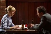 Bei einem gemeinsamen Abendessen kommen sich Det. Lilly Rush (Kathryn Morris, l.) und Ryan Cavanaugh (Johnny Messner, r.) näher ...