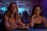 L-R: Sydney Sweeney als Cassie Howard, Maude Apatow als Lexi Howard