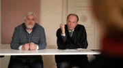 Anwalt Markus Gellert (Herbert Knaup, r.) verteidigt den Ex-Häftling Wolfgang Helmer (Aljoscha Stadelmann, l.), der beschuldigt wird, einen jungen Mann im Streit erschlagen zu haben.