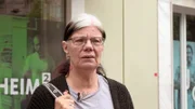 Beate steht vor der Entscheidung, Pascal rauszuwerfen, da er weder Miete noch Kostgeld zahlt und Maßnahmen des Jobcenters verweigert.; Beate steht vor der Entscheidung, Pascal rauszuwerfen, da er weder Miete noch Kostgeld zahlt und Maßnahmen des Jobcenters verweigert.