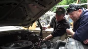 Mechanikarbeiten an einem Oldtimer.