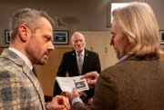 Erik wird mit einem Blitzerfoto konfrontiert, das ihn als Fahrer des gestohlenen Shuttles zeigt.
