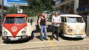 Volker Stein und Michael Manousakis mit VW Bullis.
