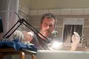 Durch die illegale Substanz, die er sich gespritzt hat, haben sich in seinem Bein Tumore gebildet. Jetzt versucht House (Hugh Laurie), sie selbst operativ zu entfernen ...