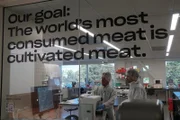 Das Labor von „Eat Just“: aus Zellen von ausgefallenen Hühnerfedern züchtet das Start-up im Labor echte Fleischzellen heran, die genetisch und geschmacklich identisch zu konventionellem Hühnerfleisch sein sollen.
