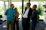 Die Kommissare Jerry Paulsen (Peter Marton, r.) und Sophia Strasser (Katharina Leonore Goebel, 2.v.l.) müssen die beiden Streithähne Christian Wenzel (Benedikt Schulz, l.) und Oliver Groß (René Oltmannns, 2.v.r.) trennen.