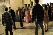 Treiben tatsächlich Zombies ihr Unwesen in der Stadt? Castle (Nathan Fillion, l.) und Beckett (Stana Katic, M.) werden von "Untoten" umzingelt ...; Treiben tatsächlich Zombies ihr Unwesen in der Stadt? Castle (Nathan Fillion, l.) und Beckett (Stana Katic, M.) werden von "Untoten" umzingelt ...