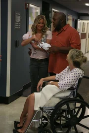 Carmen (Brittany Daniel, l.); Nick (Windell Middlebrooks, r.); Dee Reynolds (Kaitlin Olson, vorne)