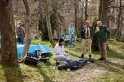 Karsten Heimreich wurde ermordet. Wen hatte der Inhaber der 2 Seen Tour zum Feind? Dr. Fuchs (Susu Padotzke, M.), Hubert (Christian Tramitz, 2.v.r.) und Girwidz (Michael Brandner, r.) wurden von Yazid (Hannes Ringltetter, l.) gerufen.