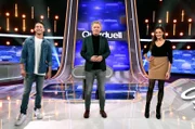 Moderator Jörg Pilawa (M.) mit den KandidatInnen des Teams „Lecker“: Dem Koch Alexander Kumptner (r.) und der Webvideoproduzentin Saliha "Sally" Özcan (r.).
