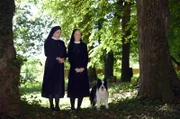 Schwester Agnes (Emanuela von Frankenberg, r.) versucht die gestresste Oberin Theodora (Nina Hoger, l.) zu überreden, den alten Baum im Klosterwald zu umarmen.