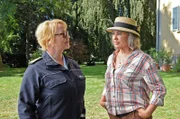 Nele Fehrenbach (Floriane Daniel, l.) befragt Emilia v. Lubitz (Brigitte Karner, r.) zu ihrem ehemaligen Erntehelfer. Diese behauptet, sich überhaupt nicht an ihn erinnern zu können.