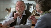 Irene (Susanne Scholl) überrascht Hermann (Wolfgang Hepp) zum Jahrestag mit einer Kreuzfahrt in die Karibik. Damit ist Hermann allerdings komplett überfordert.