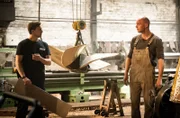 Mark (Timmi Trinks, l.) ist wegen des Motorschadens bei Dammers (Gareth Charles, r.) und entdeckt die neue Fräsmaschine.