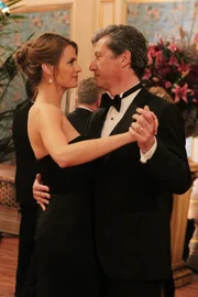 Auf einer Feier im britischen Konsulat versucht Kate Beckett (Stana Katic, l.) die Fingerabdrücke von Nigel Wyndham (Charles Shaughnessy, r.) zu bekommen. Wird es ihr gelingen?