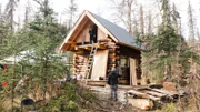 Misty und Ron unterhalten sich außerhalb der neuen Hütte.