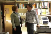 Bürgermeisterin Sonja Auhofer hat Tierarzt Dr. Hofner in seiner Praxis aufgesucht. (v.l.n.r.: Sonja Auhofer (Muriel Baumeister), Dr. Robert Hofner (Helmut Hausler)).  "SOKO Wien - Freunderlwirtschaft": Sonja Auhofer spricht mit Dr. Hofner. Fotograf: Stefan Haring