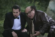 Mac (Rob McElhenney, l.); Frank Reynolds (Danny DeVito, r.)