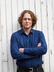 Host Justin Cunningham.
