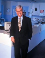 (2. Staffel) - Dr Mark Sloan (Dick Van Dyke) arbeitet am Community General Hospital in LA, jedoch hilft er gerne seinem Sohn, Lieutenant Detective Steve Sloan, bei der Aufklärung von Mordfällen ...