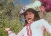 Entsetzt weicht Mrs. Oleson (Katherine McGregor) vom Seeufer zurück. Denn im Wasser planscht ein nackter, schwarzer Mann.