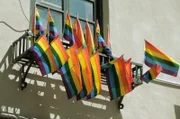 Bunte Looks, Regenbogenflaggen, blühende Gärten: Greenwich Village, das LGBTQIA+-Viertel von New York, ist eine Hymne an die Freiheit.