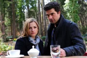 Theresa (Ines Lutz, l.); Konstantin (Moritz Tittel, r.)