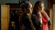 Wird zu Johannas (Dominique Devenport, re.) Mentorin: Gräfin Ilse Von Hausner (Jeanette Hain)