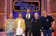 Moderator Kai Pflaume (M.) und seine Rateteam-Kapitäne Bernhard Hoëcker (l.) und Elton (r.) begrüßen in dieser Sendung die Schauspielerin Margarita Broich (2.v.l.) und den Schauspieler Martin Wuttke (2.v.r).