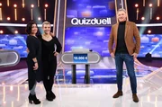 Moderator Jörg Pilawa (r.) mit den Kandidatinnen des Teams "Schmutzler": Der Schauspielerin Claudia Schmutzler (l.) und deren Tochter Charley Schmutzler (2.v.l.), Musikerin und Sängerin.