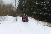 Gudrun (Sophie Ryder) und König Sigurd entdecken die Geheimnisse des Waldes.