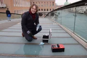 Venice Story (Constitution Bridge) - Justin auf der Brücke mit verrutschendem Messgerät.