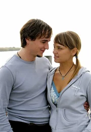 Paul (Achim Schelhas) und Anna (Britta Hammelstein) haben sich ineinander verliebt.