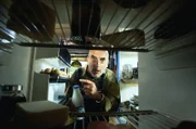 Der Kühlschrank hält die Lebensmittel länger frisch. Auch in der Milch können sich bei so niedrigen Temperaturen keine Bakterien verbreiten. Das hat Peter (Peter Lustig) schnell herausgefunden.