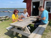 Visby in Gotland in Schweden. Ausflug nach Östergarn mit Stargast Laura Wilde (Schlagersängerin) und ihrer Mutter Erika Liepold-Milde und ihrem guten Freund Stephan Müller.